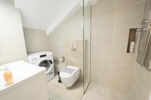 Un baño con inodoro y ducha de cristal. en Villa Castillo Ena, en Agios Nikolaos
