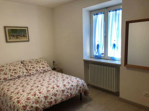 - une chambre avec un lit et une fenêtre dans l'établissement Montagna e laghi!, à Pian dei Pradi