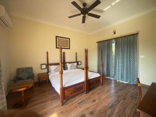 1 dormitorio con 1 cama y ventilador de techo en Tiger Retreat, en Sawāi Mādhopur