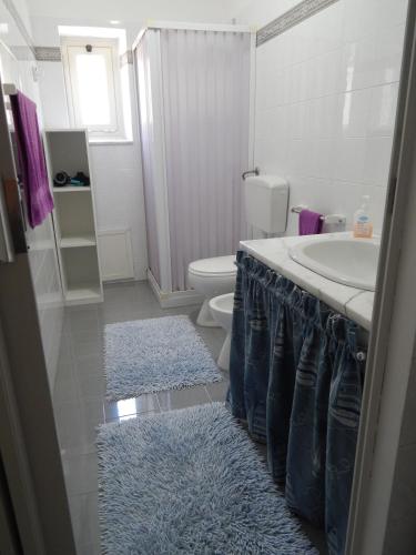 un bagno con vasca, WC e lavandino di Casa Vacanze Karol a Trappeto