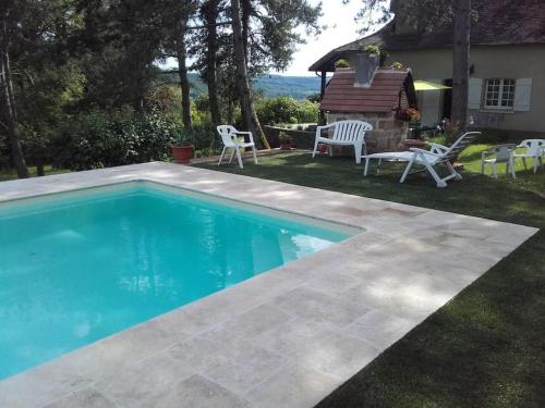 ein Swimmingpool im Hinterhof eines Hauses in der Unterkunft Grande maison quercynoise avec piscine in Figeac