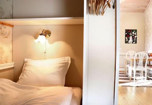 1 dormitorio con 1 cama con luz en la pared en Mysig Lägenhet -Ralph Lundstengården en Luleå