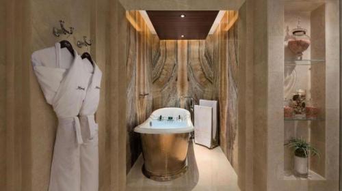 y baño con lavabo blanco y lavabo. en Hanza Tower Gold 22nd Floor Pool & Sauna & Jacuzzi & SPA, en Szczecin