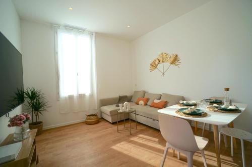 un salon avec un canapé et une table dans l'établissement Magnifique haut de villa chez Charlotte, à Antibes