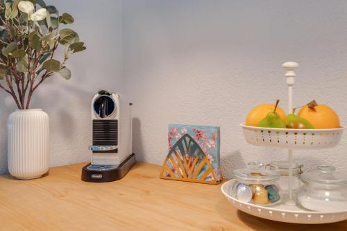 a counter with a hair dryer and a bowl of fruit at Bijou du Lac - mit Pool und Privatstrand in Därligen