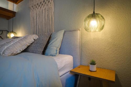a bedroom with a bed and a table with a potted plant at Bijou du Lac - mit Pool und Privatstrand in Därligen