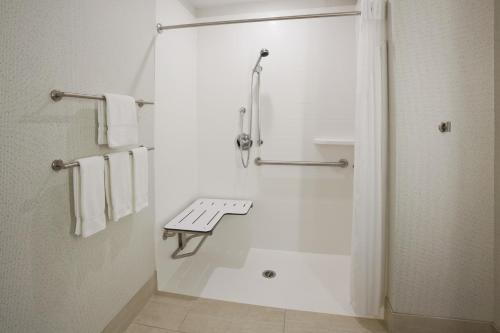 Bathroom sa Holiday Inn Express Hotel & Suites Minneapolis-Golden Valley, an IHG Hotel