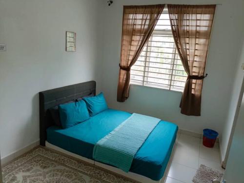 セパンにあるBunga Homestay KLIA Sepangの窓付きの部屋のベッド1台分です。