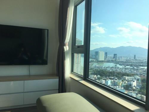 um quarto com uma grande janela e uma televisão em Căn 3502- Tòa 2A Mường Thanh Viễn Triều em Nha Trang