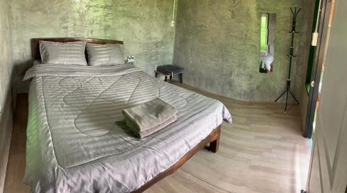 sypialnia z dużym łóżkiem w pokoju w obiekcie KraThom Doi Luang w mieście Chiang Dao