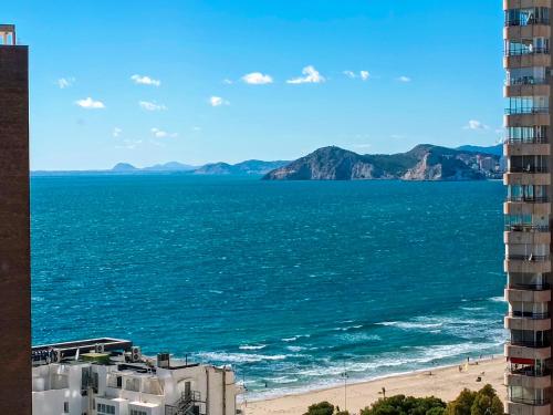 ベニドルムにあるCoblanca-Benidorm beachの海岸と海の景色を望む建物