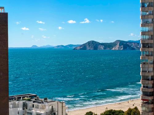 widok na plażę i ocean z budynku w obiekcie Coblanca-Benidorm beach w mieście Benidorm