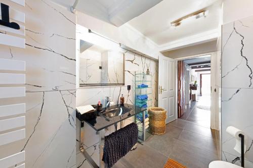 a bathroom with a sink and a mirror at Elbparadies in Stade
