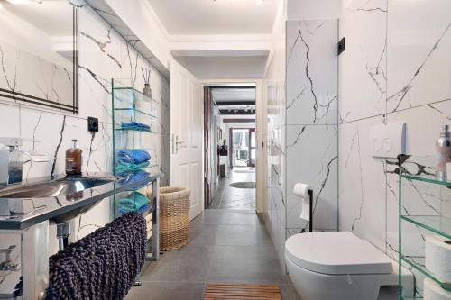 a bathroom with a sink and a toilet at Elbparadies in Stade
