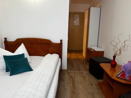 a bedroom with a bed and a table and a room at Motel Gela in Inoc