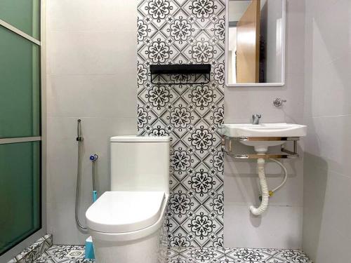 ein Bad mit einem WC und einem Waschbecken in der Unterkunft Rumah Tok Wan Dee (Suite 1 Room) 2024 in Wakaf Baharu