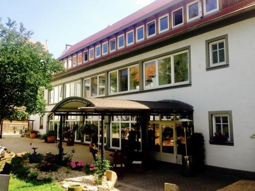 Un grand bâtiment blanc avec de nombreuses fenêtres dans l'établissement Dein Gutshof Hotel & Ferienwohnungen, à Görlitz