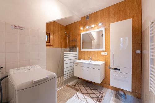 A bathroom at Gîte Serraval Choseaux