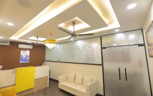 uma sala de espera com uma cadeira branca e um tecto em Hotel Nova Inn by StayApart em Bulandshahr