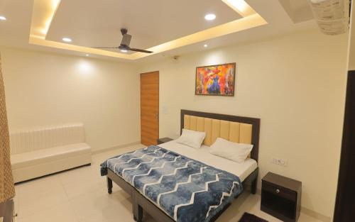 um quarto com uma cama e um sofá em Hotel Nova Inn by StayApart em Bulandshahr