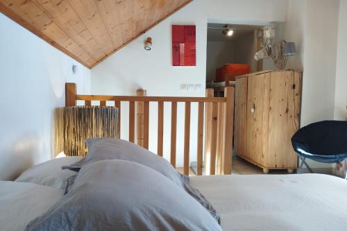 1 dormitorio con 1 cama con barandilla de madera en Apartment facing the Meije and near cable car, en La Grave