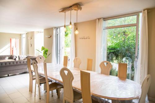 une salle à manger avec une table et des chaises dans l'établissement La Magnanerie, 16 personnes avec piscine privée, à Bagnols-sur-Cèze