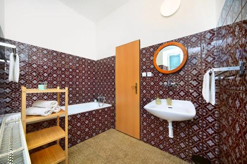 ein Bad mit einem Waschbecken und einem Spiegel in der Unterkunft Chalupa EDEN Harrachov in Harrachov