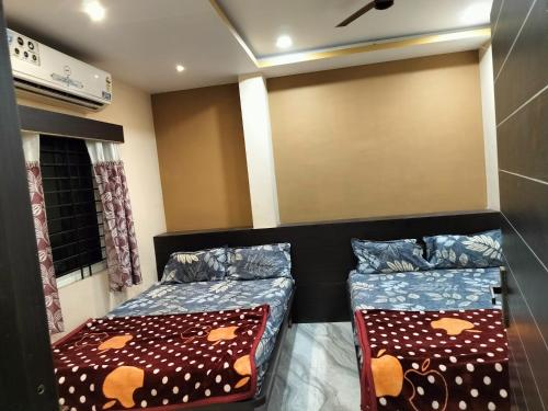 Tempat tidur dalam kamar di HOTEL UMIYA