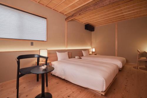Кровать или кровати в номере HOTEL CULTIA DAZAIFU