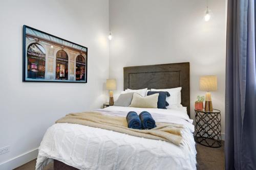 Ένα ή περισσότερα κρεβάτια σε δωμάτιο στο Heritage Luxury Apartment-Footy & CBD