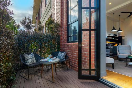 Χώρος καθιστικού στο Heritage Luxury Apartment-Footy & CBD