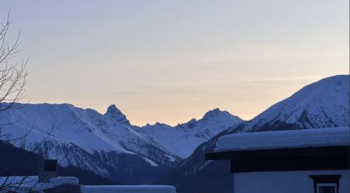 a view of a mountain range with snow covered mountains at Piz Alpina die grosse, moderne Wohnung mit Bergsicht in Davos