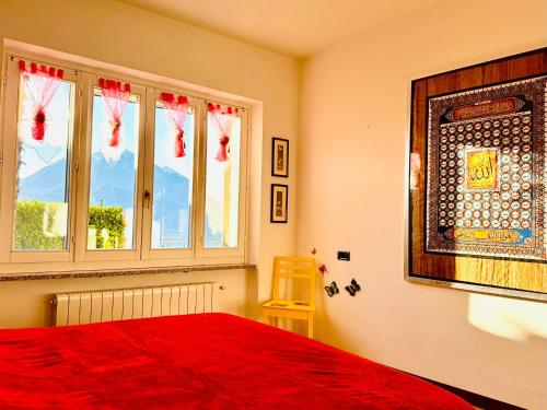 ペルレードにあるLe Palme House Rifugio Romantico & late check-outのベッドルーム1室(赤いベッド1台、窓付)