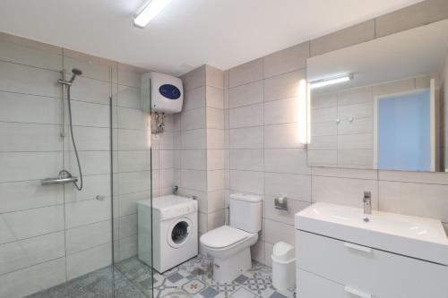bagno bianco con servizi igienici e lavandino di Apartamento recién reformado en la playa a Costa Teguise