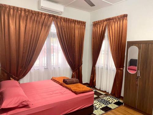 una camera da letto con letto rosa, tende e specchio di Rumah Tok Wan Dee (House 4 Rooms) 2024 a Wakaf Baharu