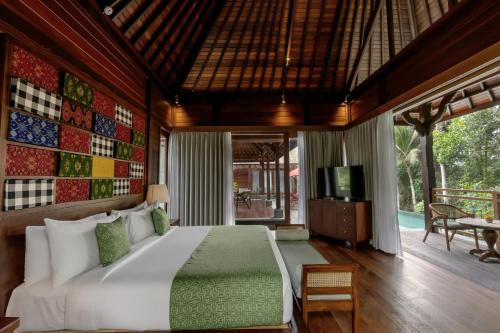 Ένα ή περισσότερα κρεβάτια σε δωμάτιο στο AnandaDara Ubud Resort & Spa