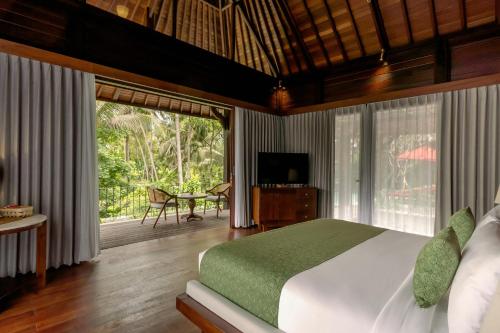Postel nebo postele na pokoji v ubytování AnandaDara Ubud Resort & Spa