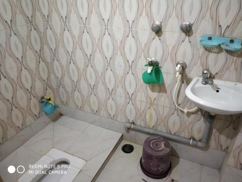 uma casa de banho com um lavatório e um WC em Jagannath Guest House em Navadwīp