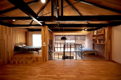 Zimmer mit Holzwänden und einer Balkendecke in der Unterkunft HOTALU Universal Vacation - Kan in Osaka