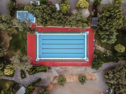 an overhead view of a large tennis court at Kampaoh Sierra Nevada in Güéjar-Sierra