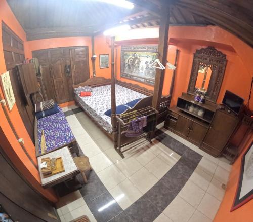 - une chambre avec un lit dans l'établissement Omahku Mbanciro, à Demangan
