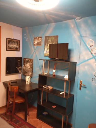 a room with a table and a desk and a table and a table at 49 Le Contesse Ide in Meolo
