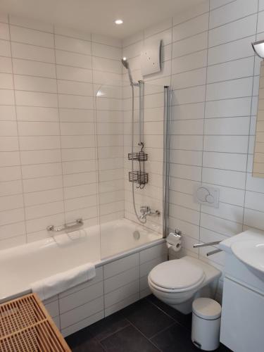 Ένα μπάνιο στο Central Serviced Apartment