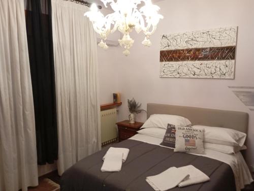 a bedroom with a bed with two towels on it at 49 Le Contesse Ide in Meolo