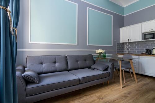 un soggiorno con divano e tavolo di Karmelicka Stylish Apartments in Cracow by Renters a Cracovia