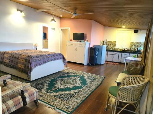 ein Zimmer mit 2 Betten, einer Küche und einer Küche in der Unterkunft Beechwood Holiday Apartments in Masuri