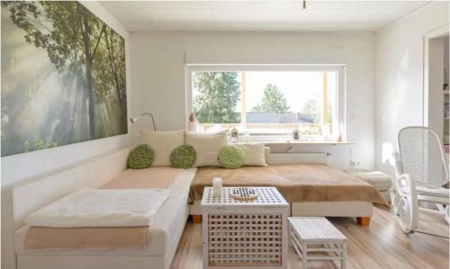 uma sala de estar com uma cama e uma grande janela em Maintal Apartment 1 em Maintal