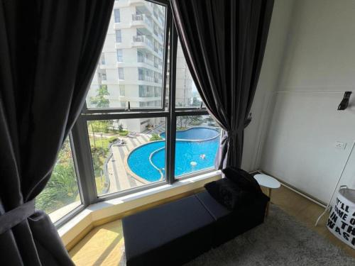 um quarto com uma grande janela com vista para uma piscina em Country Garden Danga Bay 2 Rooms 2 Bathrooms by KS em Johor Bahru