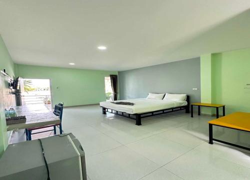 - une chambre avec un lit, un canapé et une table dans l'établissement OYO 75467 Baan Siripornchai2, à Takua Pa