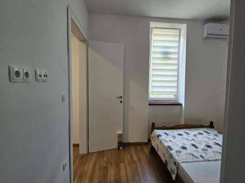 Postel nebo postele na pokoji v ubytování Apartman Gračac